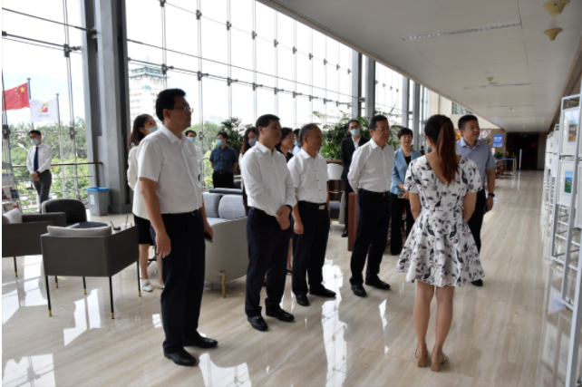 公司主要領導陪同國家開發(fā)銀行副行長徐守本一行參觀“幸福河湖 大美永定”主題攝影展 公司主要領導陪同國家開發(fā)銀行副行長徐守本一行參觀“幸福河湖 大美永定”主題攝影展