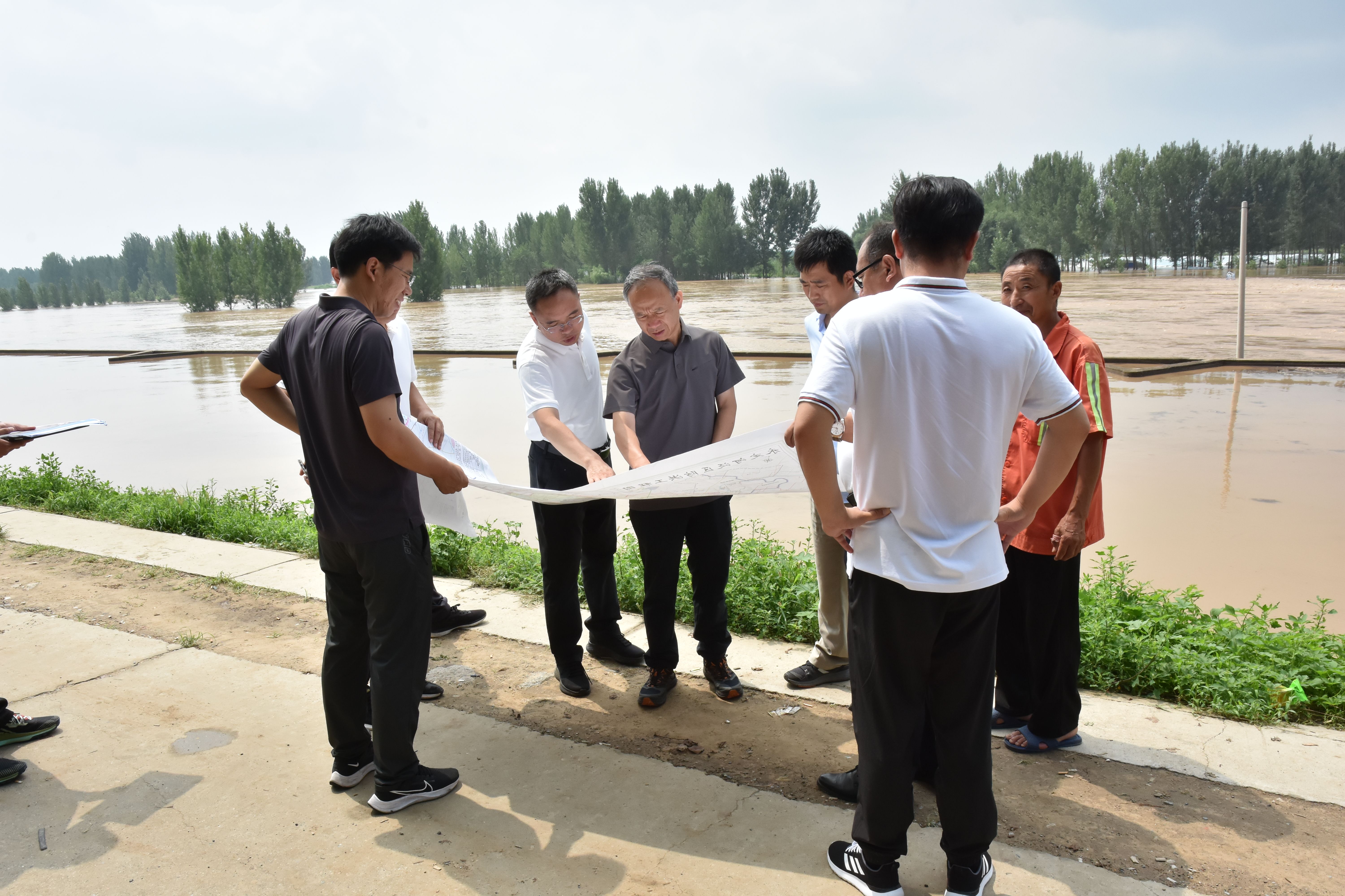 公司主要領(lǐng)導(dǎo)檢查永定河廊坊泛區(qū)段防汛工作 公司主要領(lǐng)導(dǎo)檢查永定河廊坊泛區(qū)段防汛工作