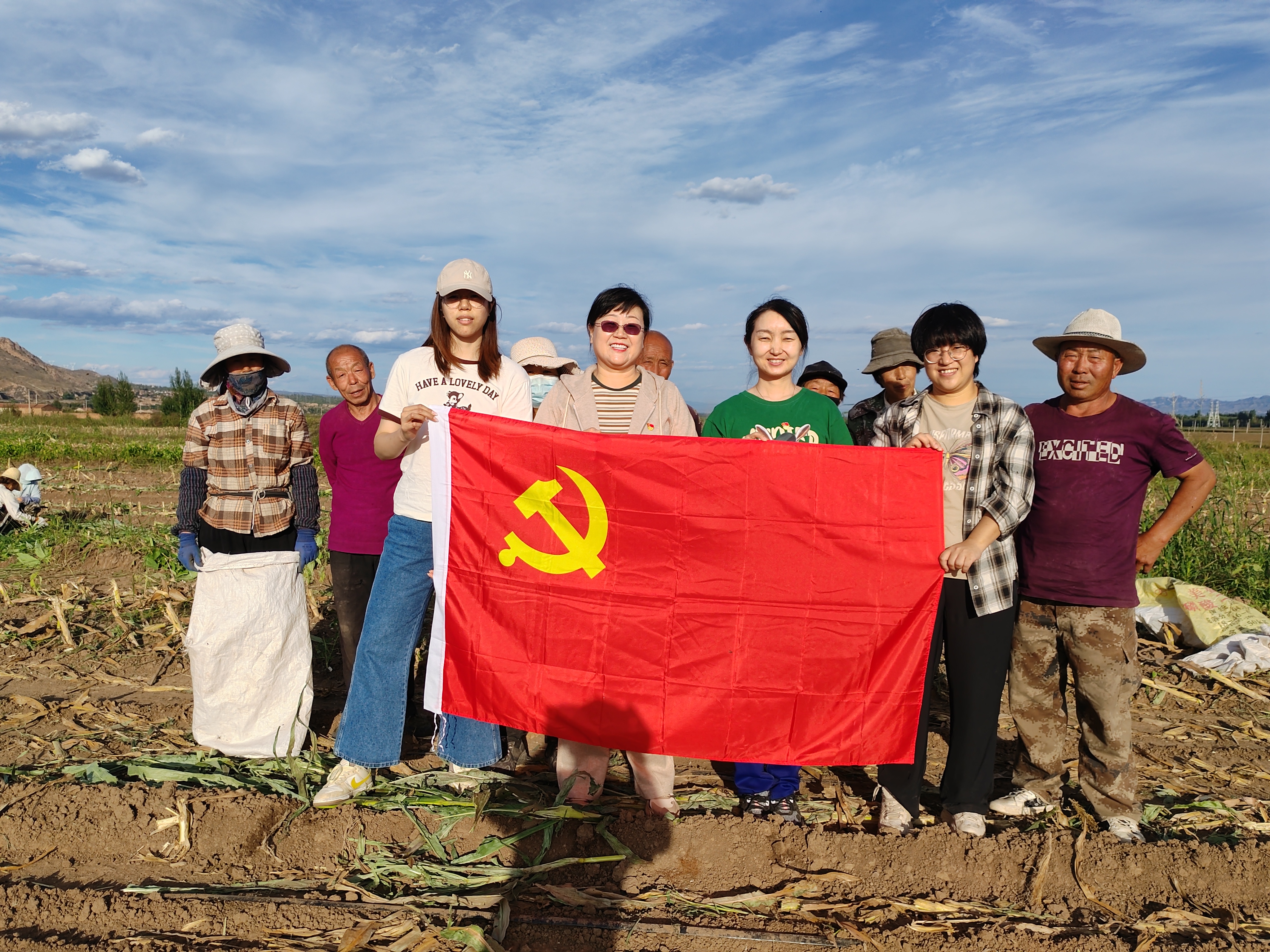 張家口地區(qū)聯(lián)合黨支部開(kāi)展“助力秋收”主題黨日活動(dòng) 張家口地區(qū)聯(lián)合黨支部開(kāi)展“助力秋收”主題黨日活動(dòng)