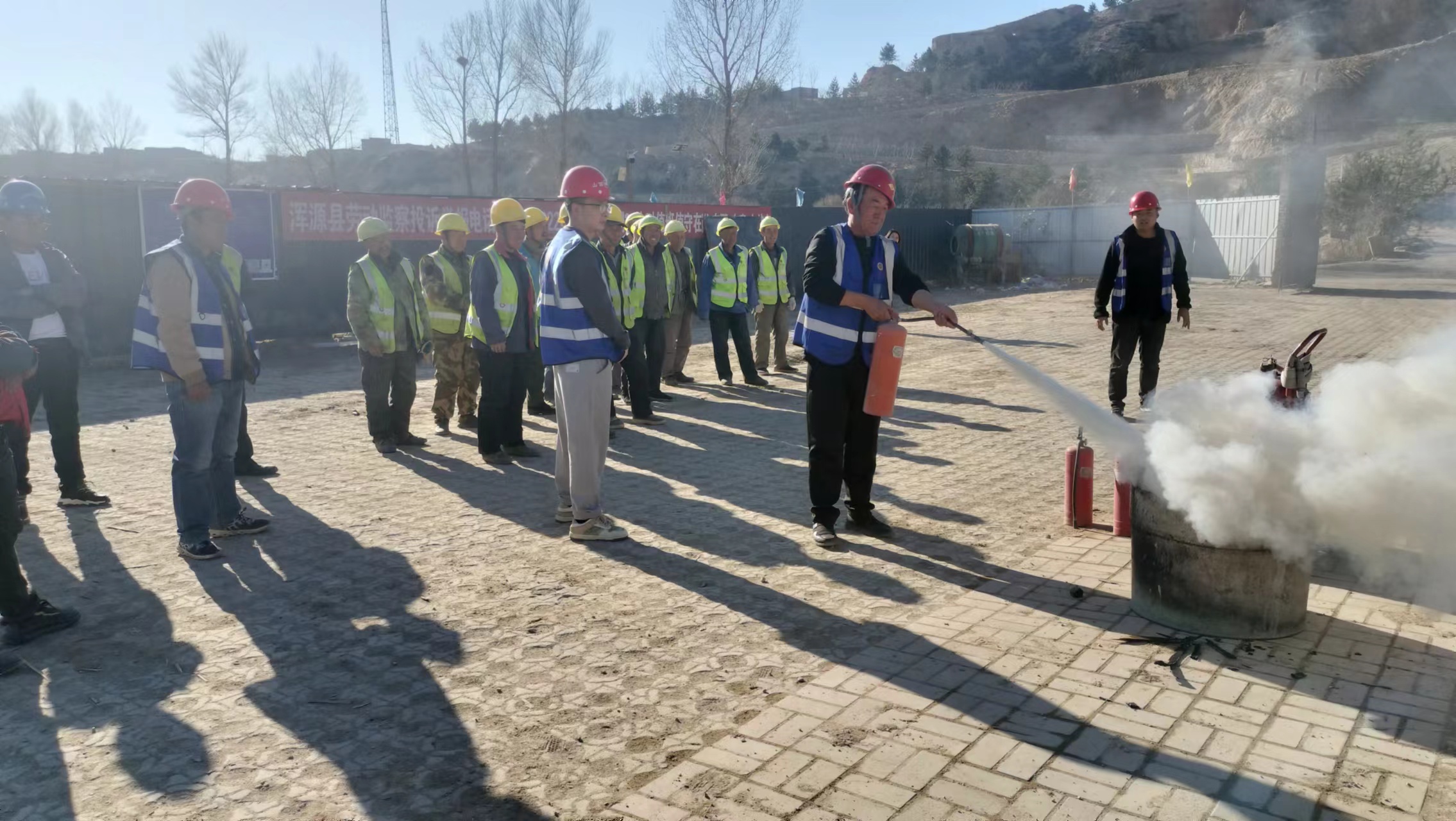渾源生態(tài)公司在神溪濕地公園項(xiàng)目工地舉辦消防演練 渾源生態(tài)公司在神溪濕地公園項(xiàng)目工地舉辦消防演練