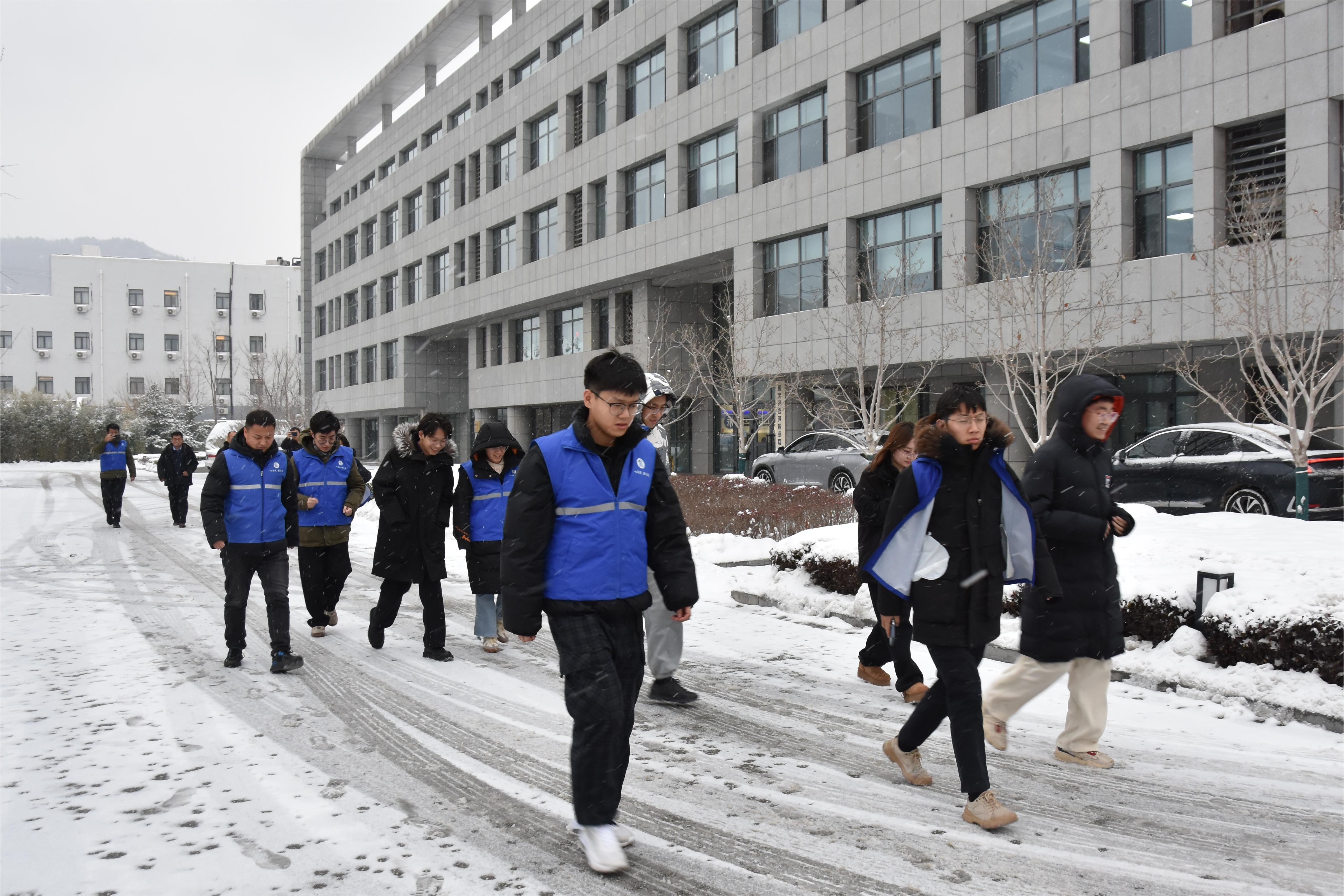 公司組織開展地震災(zāi)害應(yīng)對培訓(xùn)及地震逃生演練 公司組織開展地震災(zāi)害應(yīng)對培訓(xùn)及地震逃生演練