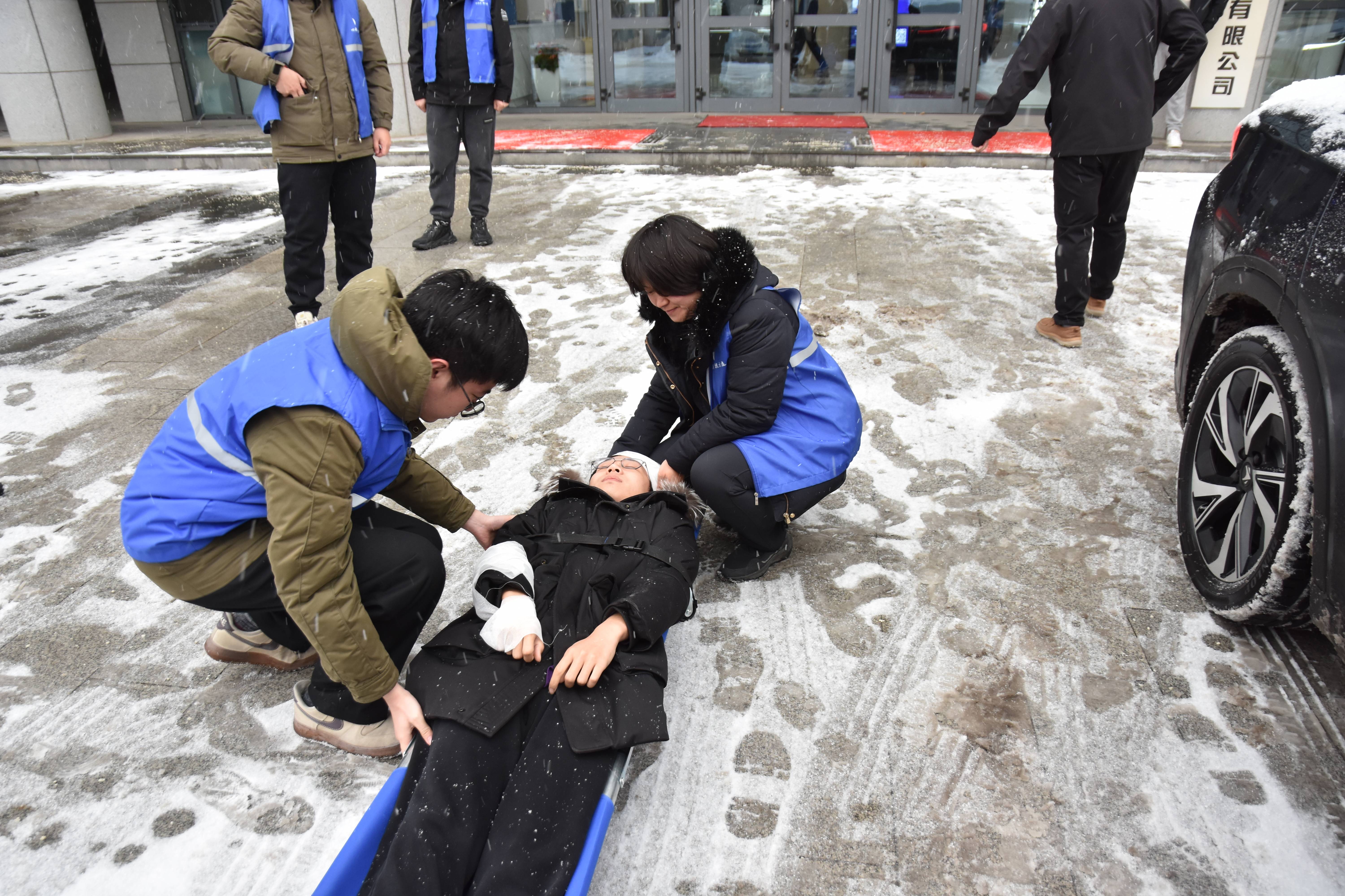 公司組織開展地震災(zāi)害應(yīng)對培訓(xùn)及地震逃生演練 公司組織開展地震災(zāi)害應(yīng)對培訓(xùn)及地震逃生演練